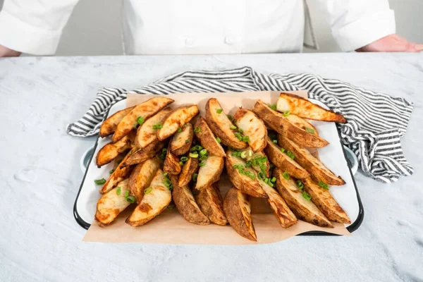 Batata Recém Assada Cunhas Com Especiarias Uma Bandeja Serviço Branca — Fotografia de Stock