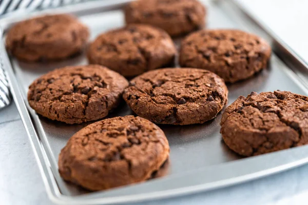 Biscuits Chocolat Double Fraichement Cuits Sur Une Plaque Pâtisserie — Photo
