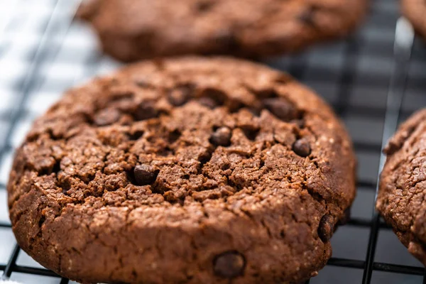 Свежеиспечённое Двойное Шоколадное Печенье Холодильной Полке — стоковое фото
