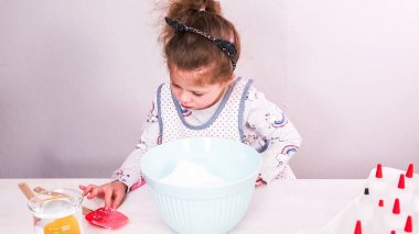 Adım adım. Şekerli kurabiye süslemek için royal Icing karıştırma.