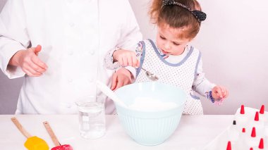 Adım adım. Şekerli kurabiye süslemek için royal Icing karıştırma.