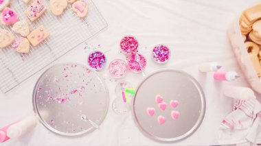 Düz yatıyordu. Adım adım. Küçük kız Kraliyet krema ve şeker ile şekerli kurabiye Sevgililer günü için decarting.