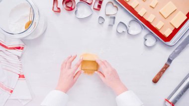 Düz yatıyordu. Adım adım. Şekilleri'nden şeker kurabiye hamuru çerez kesici ile kesmek.