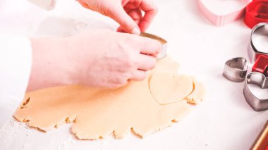 Adım adım. Şekilleri'nden şeker kurabiye hamuru çerez kesici ile kesmek.