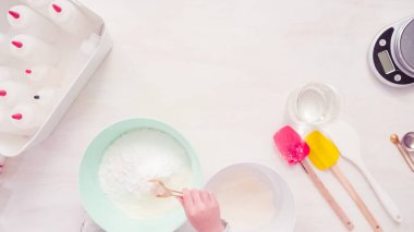 Düz yatıyordu. Adım adım. Şekerli kurabiye süslemek için royal Icing karıştırma.