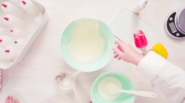 Düz yatıyordu. Adım adım. Şekerli kurabiye süslemek için royal Icing karıştırma.