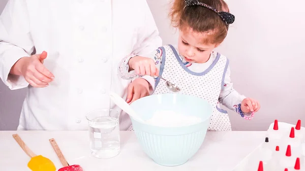 Pas Pas Mélange Glaçage Royal Pour Décorer Les Biscuits Sucre — Photo