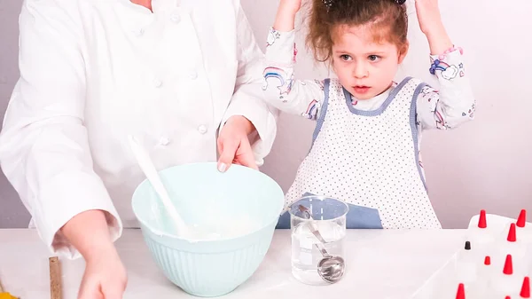 Pas Pas Mélange Glaçage Royal Pour Décorer Les Biscuits Sucre — Photo