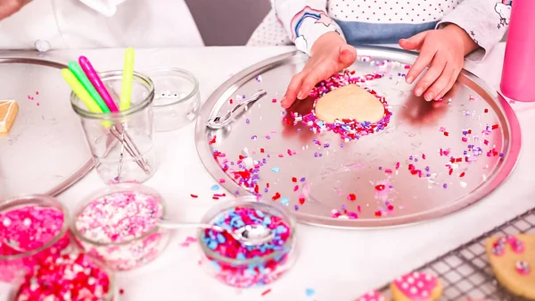 Passo Dopo Passo Bambina Decarting Biscotti Zucchero Con Glassa Reale — Foto Stock