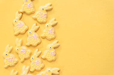 Düz yatıyordu. Farklı renklerde kraliyet kremalarıyla süslenmiş Paskalya şekerli kurabiyeler..