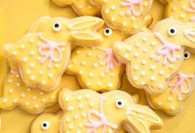 Farklı renklerde kraliyet kremalarıyla süslenmiş Paskalya şekerli kurabiyeler..