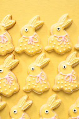 Farklı renklerde kraliyet kremalarıyla süslenmiş Paskalya şekerli kurabiyeler..