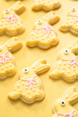 Farklı renklerde kraliyet kremalarıyla süslenmiş Paskalya şekerli kurabiyeler..