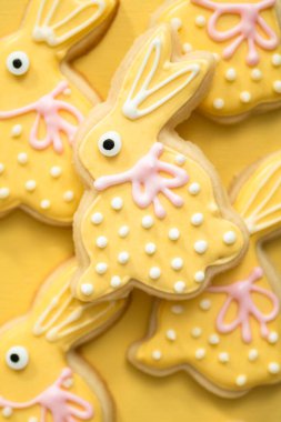 Farklı renklerde kraliyet kremalarıyla süslenmiş Paskalya şekerli kurabiyeler..