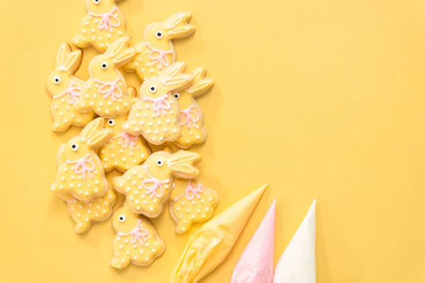Ležel Velikonoční Cukrové Sušenky Zdobené Královskou Polevou Různých Barev — Stock fotografie