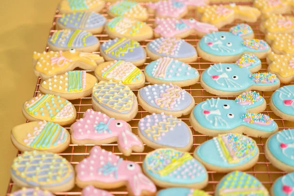 Galletas Azúcar Pascua Decoradas Con Glaseado Real Diferentes Colores — Foto de Stock