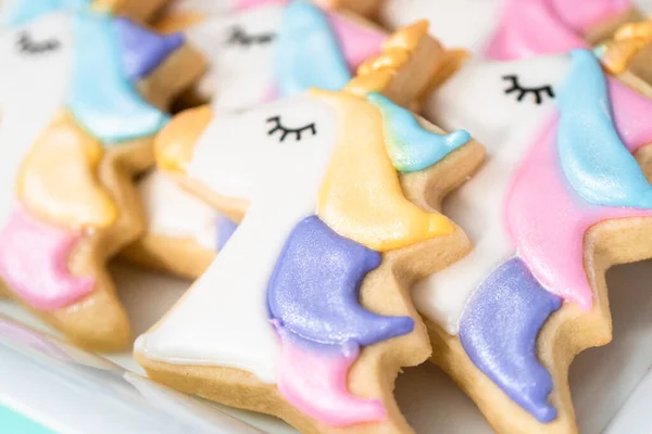 Királyi Jegesedéssel Díszített Unicorn Cukor Cookie Élelmiszer Csillogás Kék Alapon — Stock Fotó