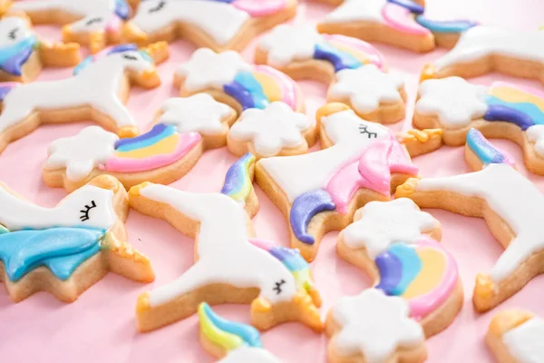 Unicorn Sugar Cookies Dekorerad Med Kunglig Isbildning Och Mat Glitter — Stockfoto