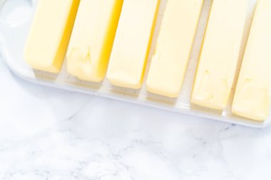 Oda sıcaklığında tereyağı çubukları pişirmek için.