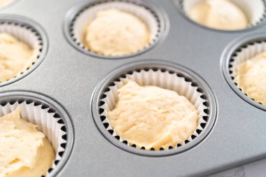 Vanilyalı kek pişirmek için kek hamurunu kek kalıbıyla kaplayıp kapkek kalıbına koymak..