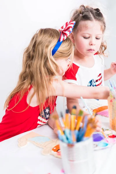 Kleine Meisjes Schilderen Doek Juli Feest — Stockfoto