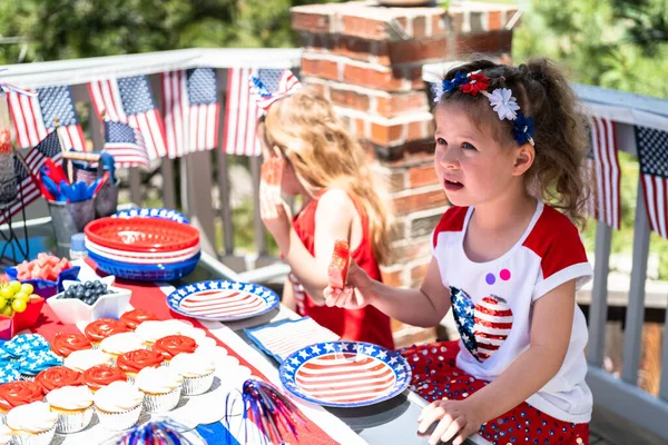 Little Girls Playing July 4Th Party Back Patio — Stock Photo, Image