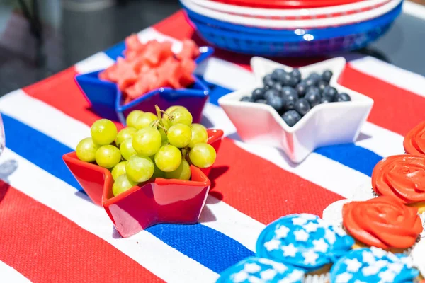 背面のパティオで7月4日を祝うために設定された食べ物や飲み物とテーブル — ストック写真