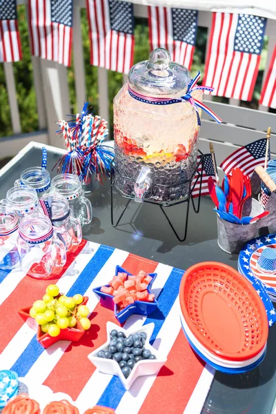 Table Avec Nourriture Des Boissons Pour Célébrer Juillet Sur Patio — Photo