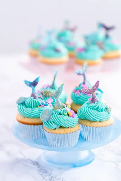 Gurmánská Mořská Panna Cupcakes Topped Blue Buttercream Frosting Decorated Sprinkles — Stock fotografie