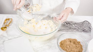 Adım adım. Çikolata parçacıklı kurabiye yapmak için cam kasede malzemeleri karıştırıyorum..