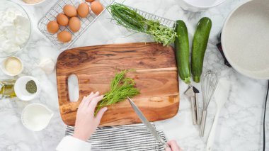 Düz yatıyordu. Adım adım. Bitkisel ekşi kremayla kabak keki yapmak için malzemeler kesiyorum..