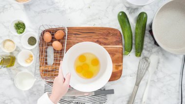 Düz yatıyordu. Adım adım. Kabağa organik kahverengi yumurta kırmak kabak keki yapmak için..