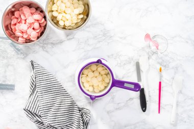 Düz yatıyordu. Çikolata parçacıklarını eriterek..