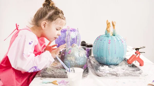 Βήμα Βήμα Κοριτσάκι Διακόσμηση Κολοκύθες Τέχνης Glitter Θέμα Γοργόνα Για — Φωτογραφία Αρχείου