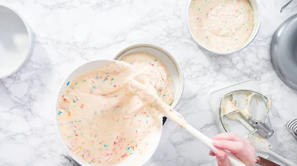 Lapos Fekvés Lépésről Lépésre Funfetti Torta Tészta Mérése Digitális Konyhai — Stock Fotó