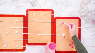 Düz yatıyordu. Farklı aromalı ev yapımı lolipoplar yapıyorum..