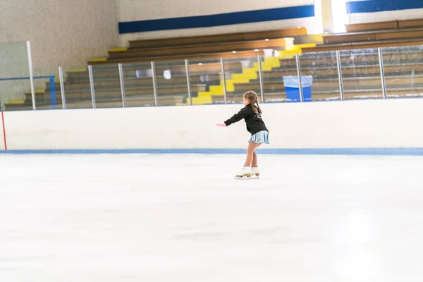 Niña Practicando Patinaje Artístico Una Pista Patinaje Sobre Hielo — Foto de Stock