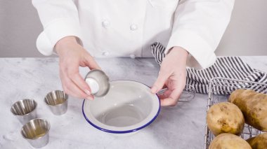 Adım adım. İçindekiler tezgahın üzerinde baharatlı patates dilimleri hazırlamak için..