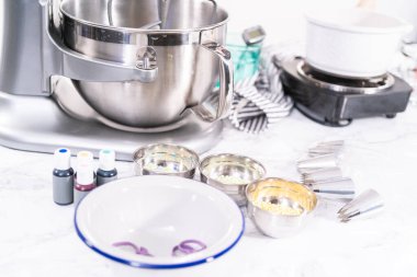 İtalyan tereyağlı kremalı pasta pişiriyorum..