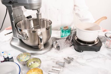 İtalyan tereyağlı kremalı pasta pişiriyorum..