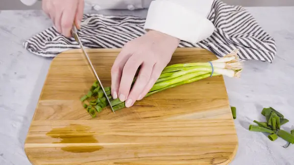 Stap Voor Stap Biologische Groene Uien Hakken Een Houtsnijplank — Stockfoto