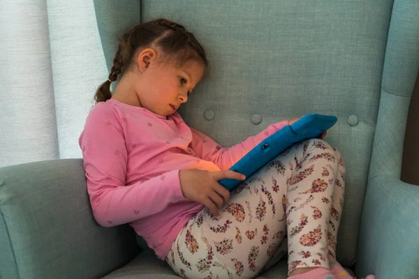 Okulda Küçük Bir Kız Tabletinde Kitap Okuyor — Stok fotoğraf