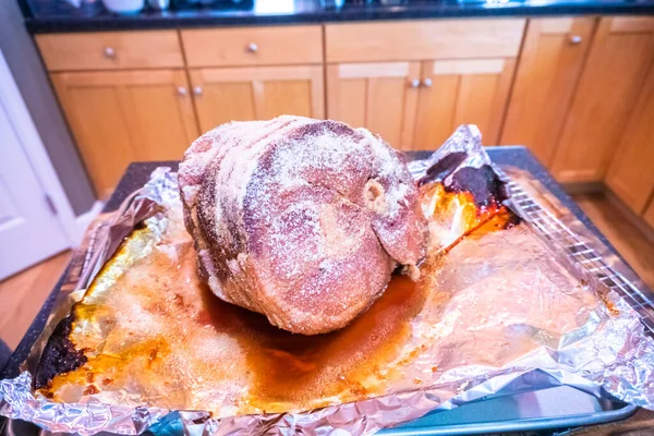 イースターディナーのための蜂蜜釉ハムの調理 — ストック写真