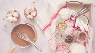 Düz yatıyordu. Sıcak çikolatayı küçük çırpıcıyla karıştırıyorum..