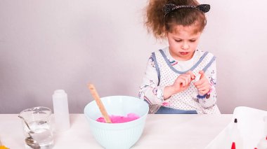 Adım adım. Şekerli kurabiye süslemek için royal Icing karıştırma.