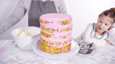 Adım adım. Beyaz İtalyan kremalı, yuvarlak funfetti keki..