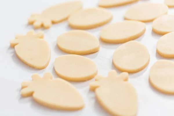 Galletas Azúcar Pascua Sin Cocer Una Mesa Blanca —  Fotos de Stock