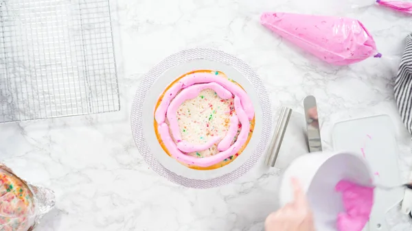 Ležel Krok Krokem Frosting Kolo Funfetti Dort Vrstvy Růžovým Máslovým — Stock fotografie