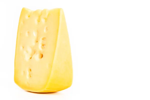 白い背景に半柔らかい部分のスキムチーズの大きなスライス — ストック写真