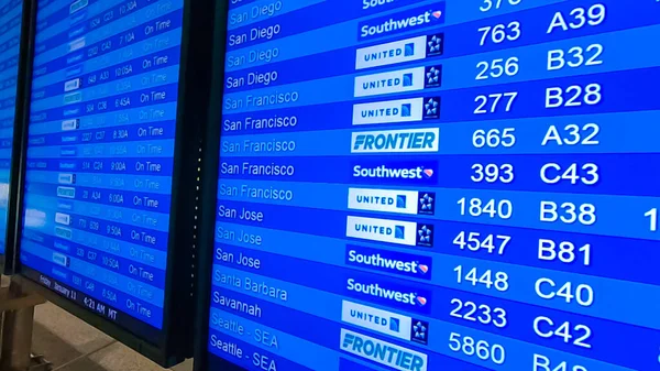 科罗拉多州 2019年1月11日 到达和离开板与蓝屏在国际机场内 — 图库照片